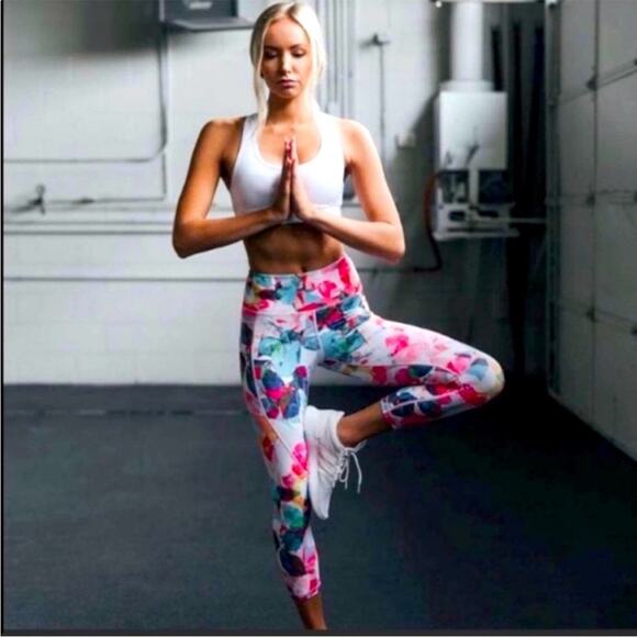 Zyia Active | Women’s Floral Zipper Pocket Light N’ Tight Hi-Rise Capri 20" LNT - Picture 2 of 12